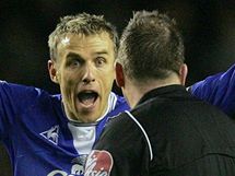 Phil Neville z Evertonu debatuje s rozhodm