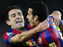 FC Barcelona - Villarreal: domc Pedro Rodriguez (vpravo) a Xavi Hernandez slav trefu prvnho jmenovanho