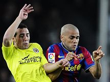 FC Barcelona - Villarreal: domc Daniel Alves (vpravo) se probj k mi pes Santiho Cazorlu