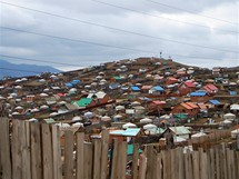 Mongolsko, jurtovit na okraji Ulnbtaru