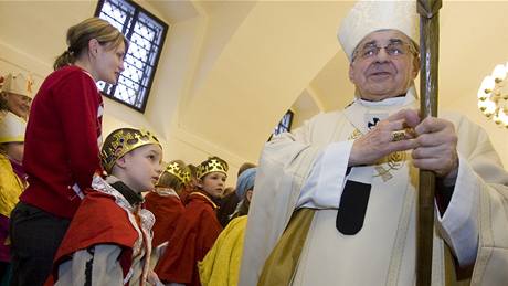 Kardinál Miloslav Vlk poehnal v Arcibiskupství praském koledníkm Tíkrálové sbírky. (3. ledna 2009)