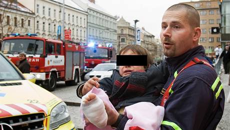 Hasi vynáí zranné dít ze stanice Andl praského metra. (5. ledna 2010)
