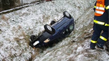 Renault Clio skonil po nehod v píkopu