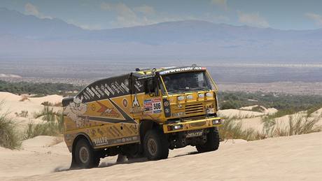 POSLEDNÍ MOHYKÁN. Martin Macík drí na letoním Dakaru prapor eského kamionového závodní.