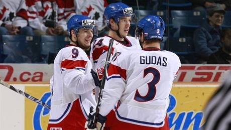 Čeští hokejisté do 20 let (zleva) Jan Káňa, Jan Kovář a Radko Gudas slaví gól proti Slovensku. Čeští hokejisté do 20 let (zleva) Jan Káňa, Jan Kovář a Radko Gudas slaví gól proti Slovensku.