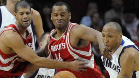 Houston - Dallas: zleva domácí Shane Battier, Chuck Hayes a hostující Shawn Marion