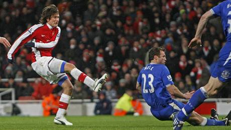 Arsenal - Everton: Tomá Rosický (vlevo) stílí gól na 2:2.
