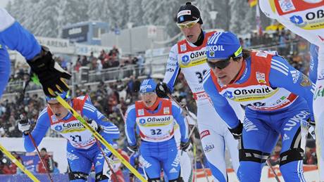 Peloton závodníků během Tour de Ski v německém Oberhofu Peloton závodníků během Tour de Ski v německém Oberhofu