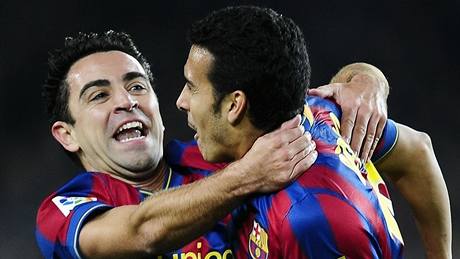 FC Barcelona - Villarreal: domácí Pedro Rodriguez (vpravo) a Xavi Hernandez slaví trefu prvního jmenovaného