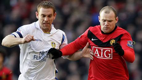 Manchester United - Leeds: domácí Wayne Rooney (vpravo) proniká pes Richarda Naylora