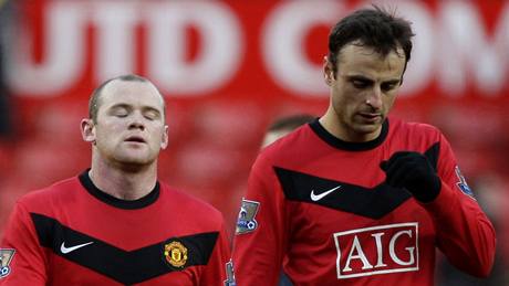 Útoníci Manchesteru United Wayne Rooney (vlevo) a Dimitar Berbatov odcházejí ze hit po neekané prohe s Leedsem.