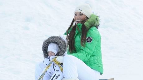 Andrea Vereová s díttem na saních v zimním vybavení od luxusní nmecké znaky...