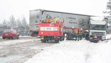 Plzeskou dálnici D5 zablokovala u Berouna ve smru na Prahu nehoda kamionu.