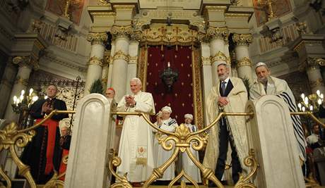 Pape Benedikt XVI. pi své první návtv ímské synagogy. (17. ledna 2010)