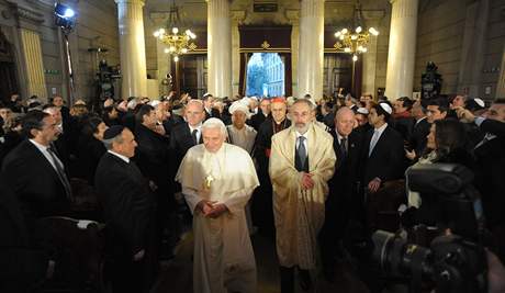 Pape Benedikt XVI. pi své první návtv ímské synagogy. (17. ledna 2010)