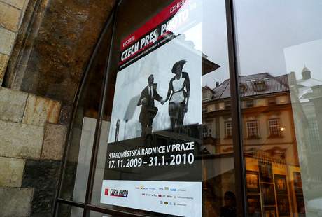 Plakt Czech Press Phota v okn Staromstsk radnice v Praze