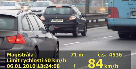 idi malho peugeotu se na padestce hnal rychlost 84 km/h.