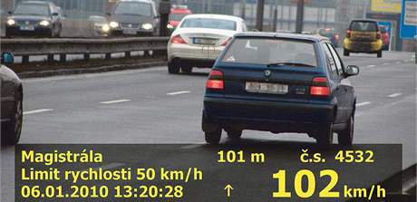 Rekord. Bílá limuzína (v pozadí) jela na padesátce 102 km/h.