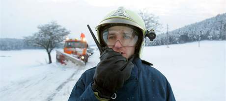 Na Píbramsku odstraovali silniái spolu s hasii popadané stromy. (11. ledna 2010)