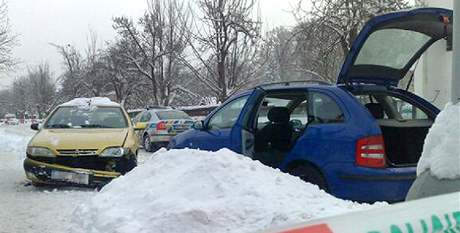 Havarované auto s muem v kufru nali policisté v úterý.