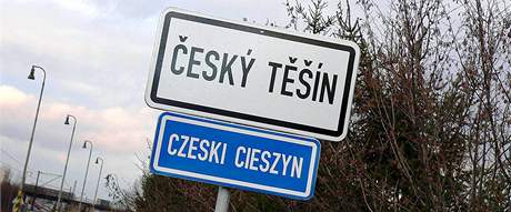 Dvojjazyná tabule s eským i polským jménem msta eský Tín.