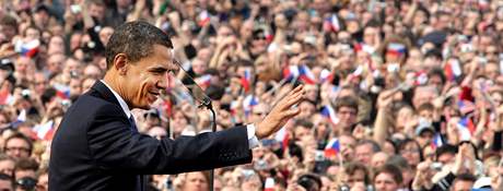 Loni byl Obama v Praze 4. dubna a k projevu na Hradanském námstí mu svítilo slunce.