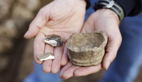 Archeologové krom zbytk budovy starých osm tisíc let nali i pazourkové nástroje a zejm i zbytky nádoby.