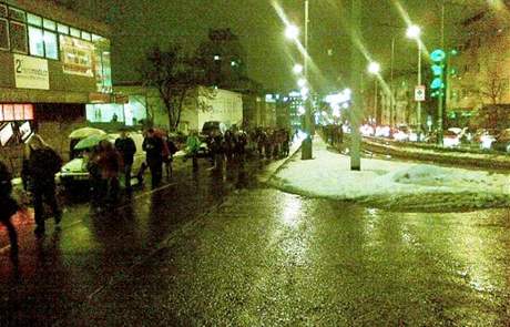 Cestujc museli ve stanici Praskho povstn vystoupit, ve smru na Kaerov li po silnici