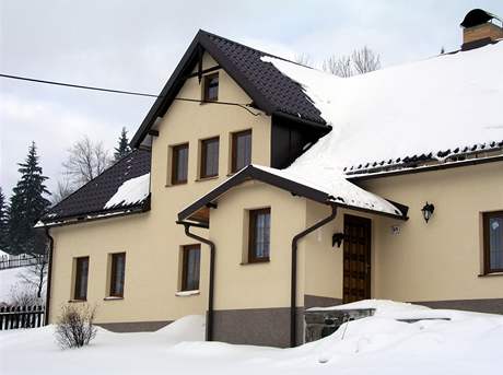 Tký sníh nepedstavuje ani tak nebezpeí pro konstrukci stechy, jako pro ve kolem