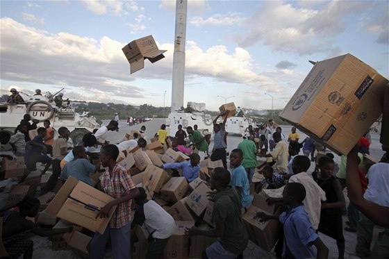 Nkteré z krabic, které brzy rozdají humanitární pracovníci na Haiti, budou brzy placené z praských penz. Ilustraní foto