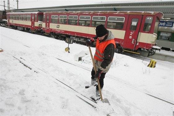 Odklízení snhu na výhybkách nádraí v Hradci Králové