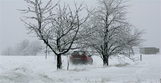 Snhem zavátá silnice v Senetáov na Blanensku