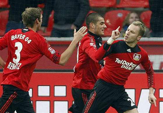 Gól za Leverkusen práv vstelil Michal Kadlec (vpravo).