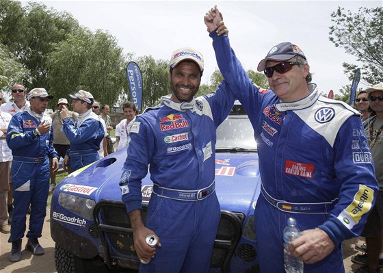 Carlos Sainz (vpravo) oslavuje svj triumf na Dakaru s Násirem Attíjou