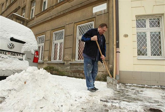 Úklid snhu v Teplicích. Nkde technické sluby samy nestaily. (Foto z 11.1.2010)