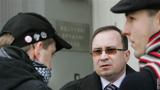Pedseda Dlnické strany Tomá Vandas (uprosted) a jeho píznivci ze strany ped budovou soudu. (11. ledna 2010)