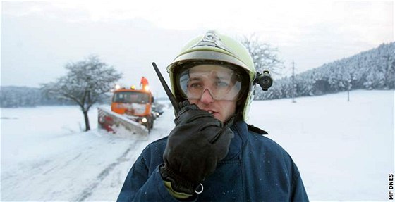 Na Píbramsku odstraovali silniái spolu s hasii popadané stromy. (11. ledna 2010)