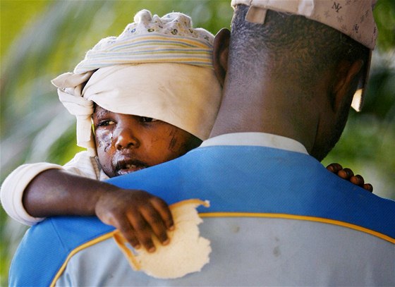 Na pomoc zemtesením postienému Haiti lidé pispívají i pomocí mobil, vyí ástky posílají pímo na humanitární úty (ilustraní foto)