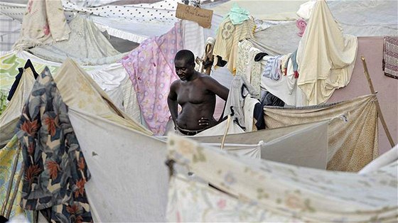 Na okraji Port-au-Prince vzniklo obrovské stanové msteko. (19. ledna 2010)