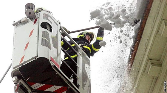 I kdy hasii shazovali v zim ze stech sníh i rampouchy, nemohli ale být vude. Ilustraní foto