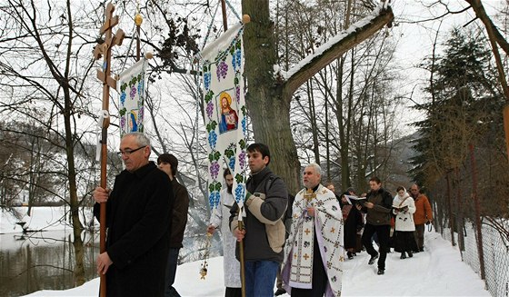 Na pravoslavný svátek Zjevení Pán posvtil duchovní Jozef Fejsak vodu vhozením  kíe do eky Svratky