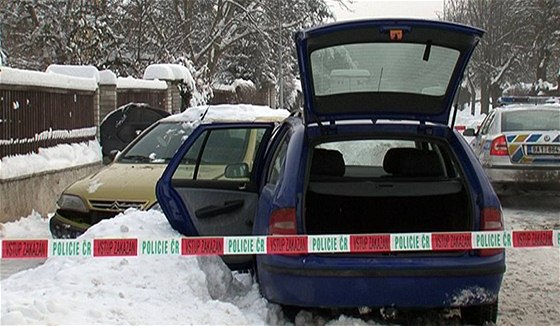 Policisté nali v kufru spoutaného mue