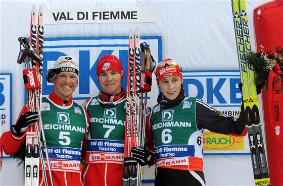 Ti nejlepí sdruenái pi SP ve Val di Fiemme: zleva druhý Todd Lodwick, vítz Bill Demong a tetí Eric Frenzel