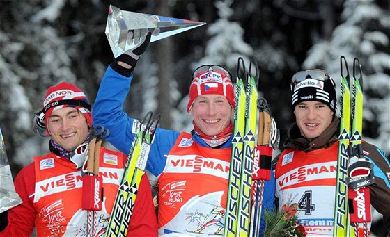 Ti nejlepí v Tour de Ski: uprosted vítz Luká Bauer, vlevo druhý Petter Northug a vpravo tetí Dario Cologna