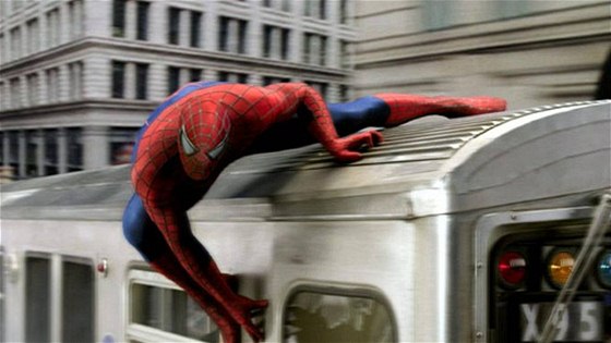 Filmový Spider-Man zvládal akrobatické kousky bez problém. Tomu divadelnímu to prý jde o poznání h.