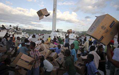 Haian odnej krabice z msta, kde OSN rozdvala potravinovou pomoc