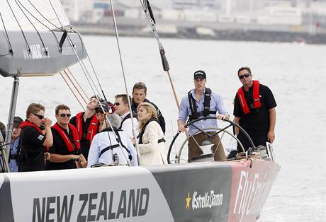 Princ William u kormidla na novozlandk jacht 