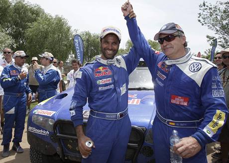 Carlos Sainz (vpravo) oslavuje svj triumf na Dakaru s Nsirem Attjou