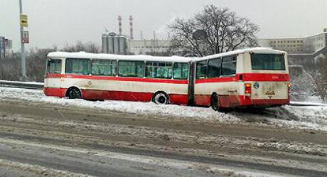 Nehoda autobusu v Bucharov ulici v Praze. (11. ledna 2010)