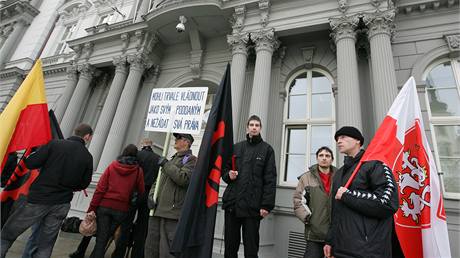 Pznivci Dlnick strany ped budovou soudu v Brn. (11. ledna 2010)